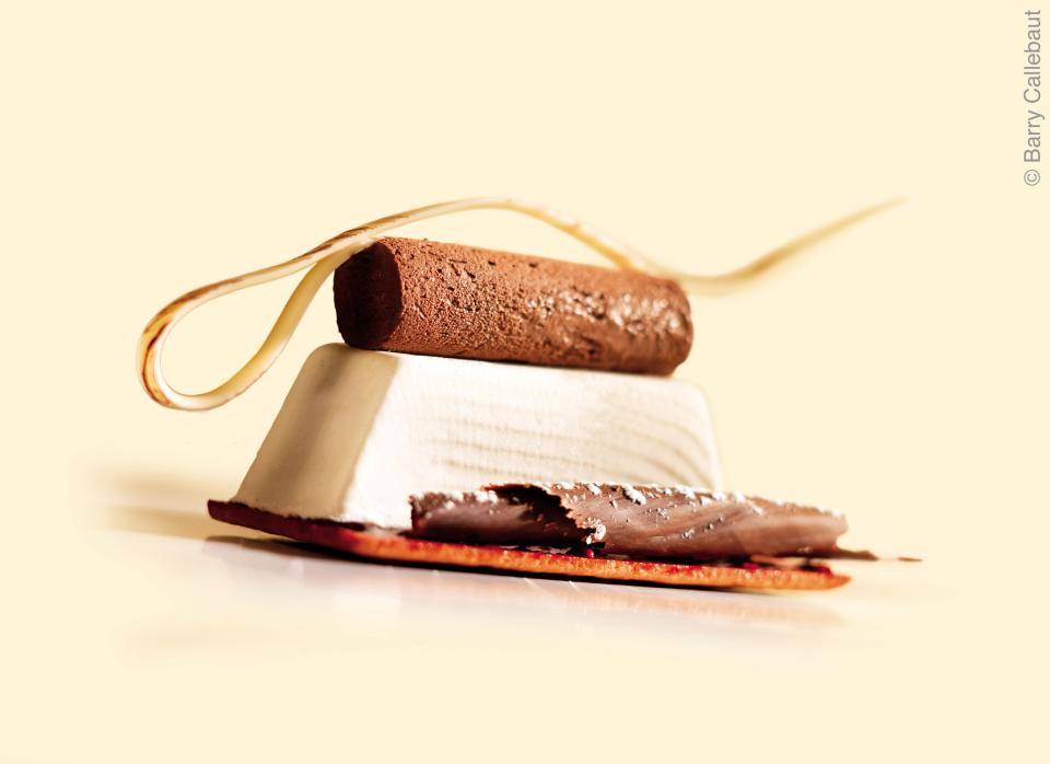 Sobremesa sem glúten com base quadrada e decorações em chocolate