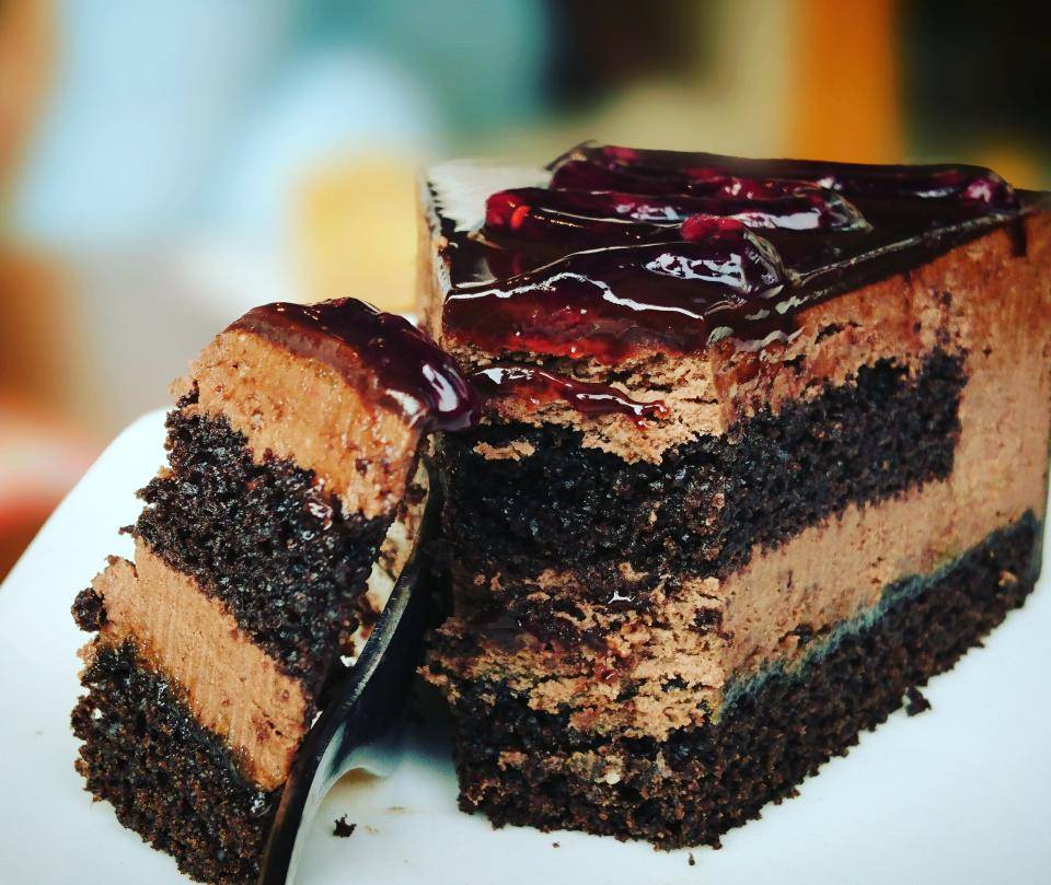 bolo-de-chocolate-amargo-cobertura-fruta