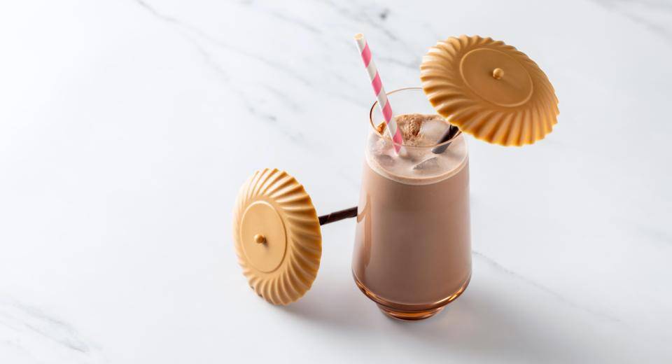 A chocolate cocktail with a Callebaut Gold chocolate umbrella garnish