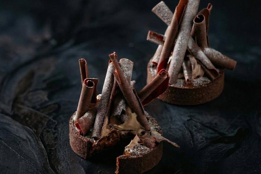 Curved chocolate shavings