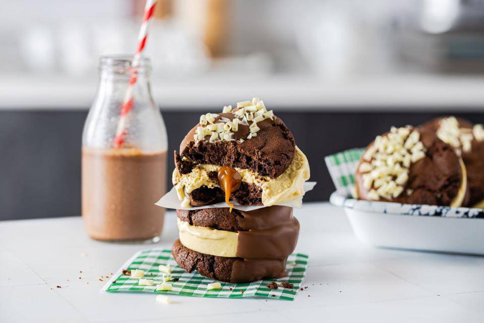 ICE CREAM COOKIE SANDWICH