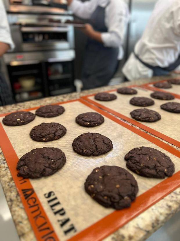 cookies sob a mesa de marmore